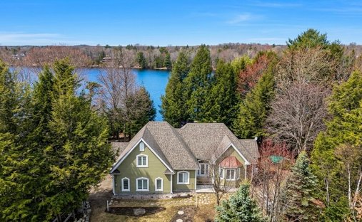 House in Sainte-Anne-des-Lacs, Quebec, Canada 1