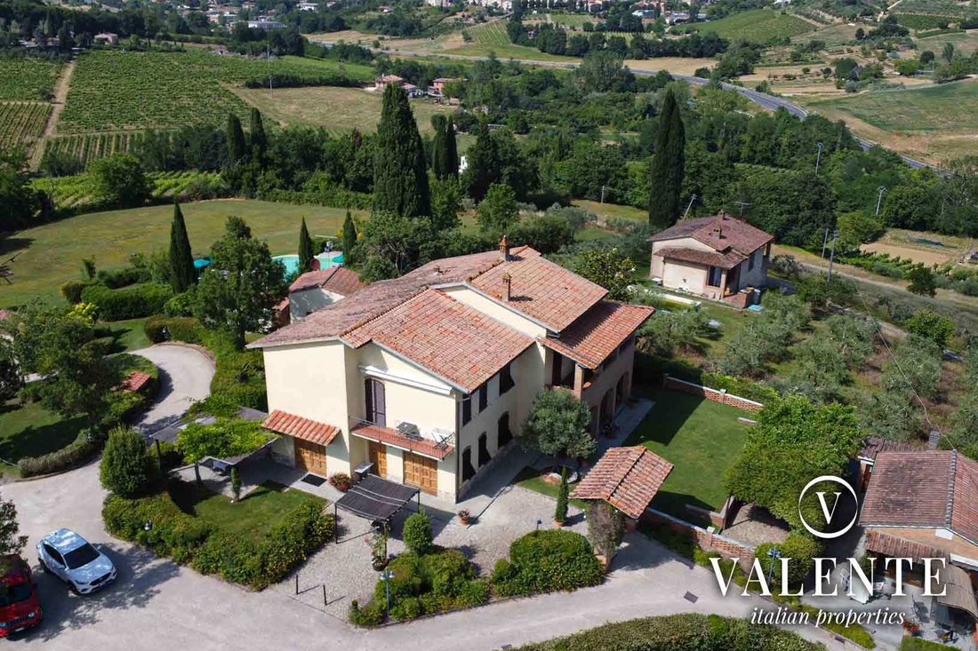 House in San Gimignano, Tuscany, Italy 2 - 17798596