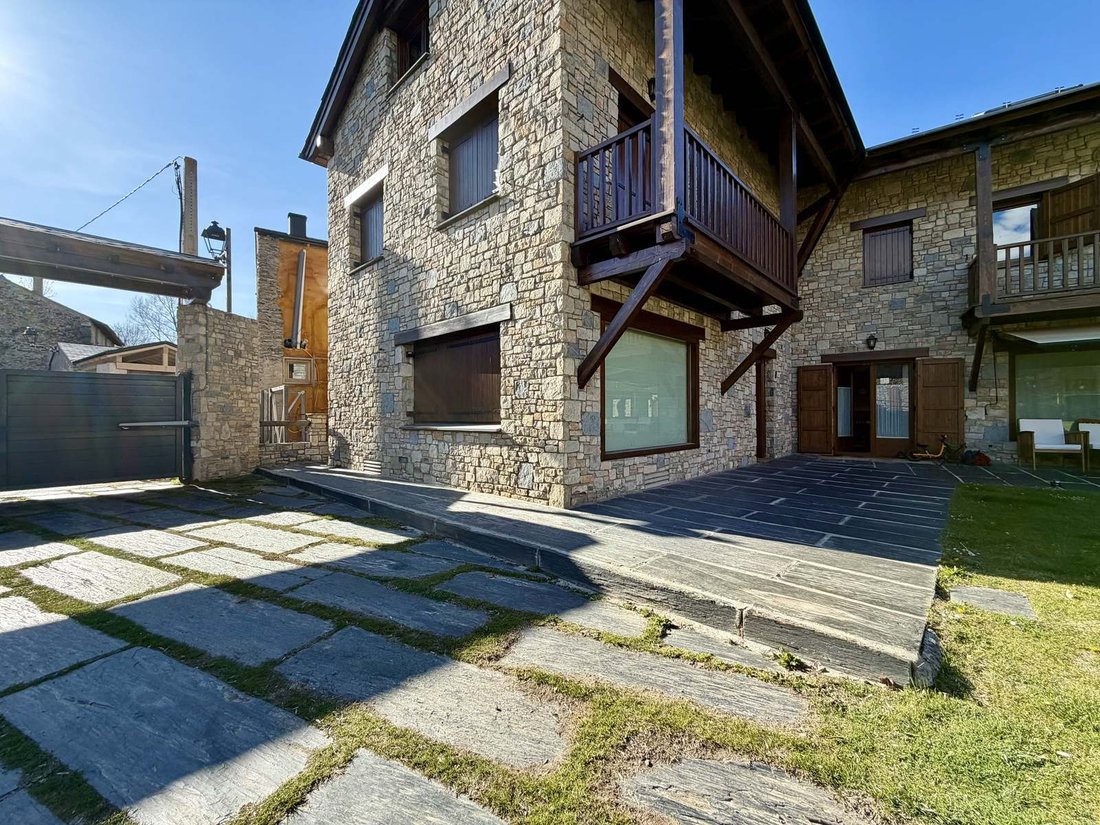 Villa in Fontanals de Cerdanya, Catalonia, Spain 1 - 17619036