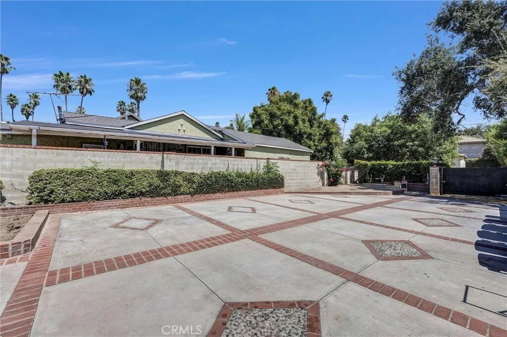 Altadena, California, United States 5 - 17799264