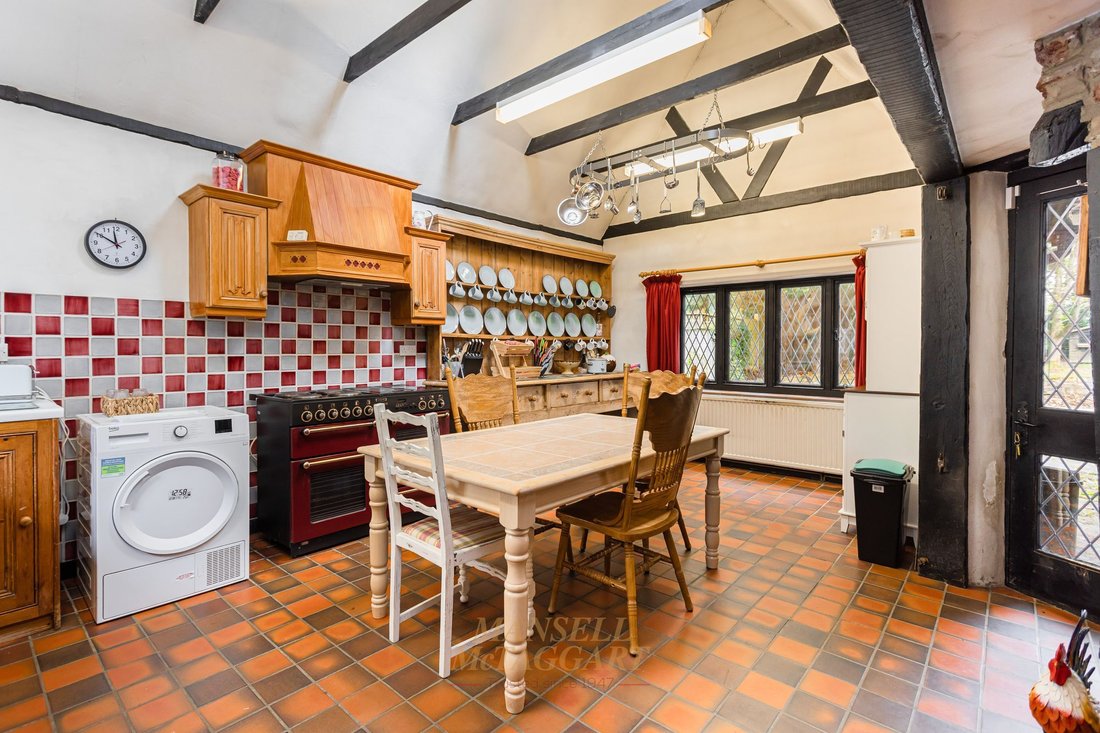 House in Crawley, England 4 - 17797073