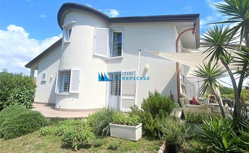 Villa in Marina di Carrara, Tuscany, Italy 1