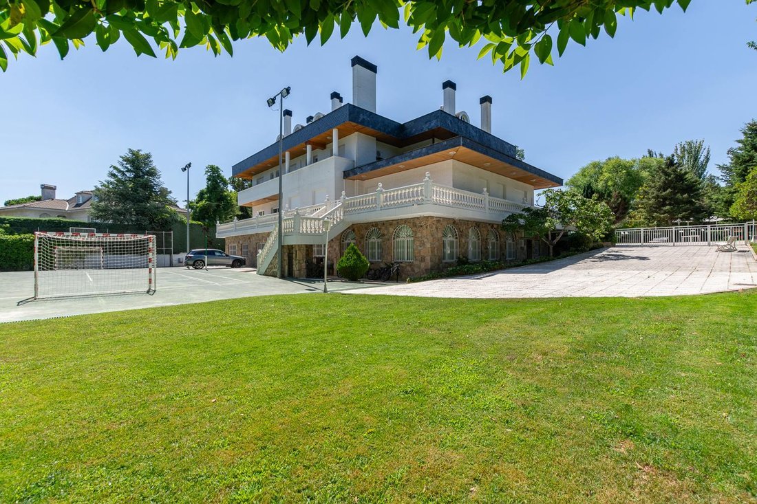 Villa in Somosaguas, Pozuelo de Alarcon, Comunidad de Madrid 5 - 16989134