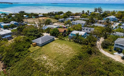 Land in Dunmore Town, Harbour Island, The Bahamas 1