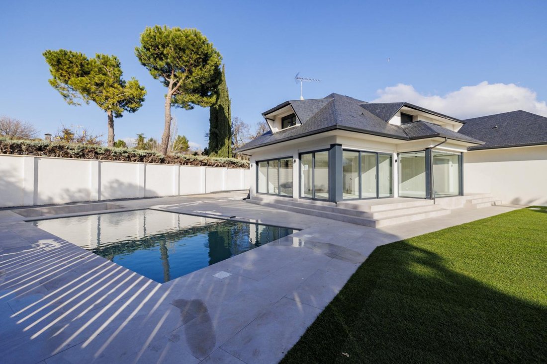 Villa in Boadilla del Monte, Comunidad de Madrid, Spain 1 - 16987775