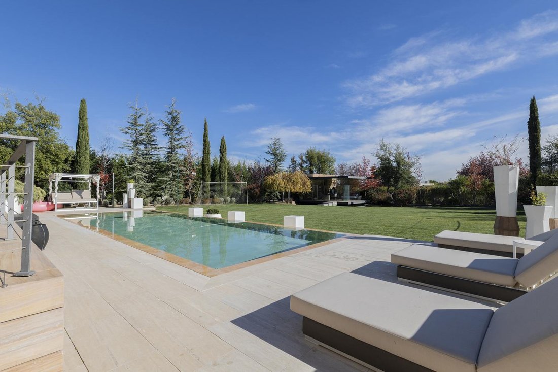 Villa in Pozuelo de Alarcon, Comunidad de Madrid, Spain 1 - 16987484