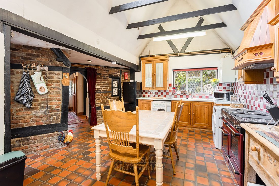 House in Crawley, England 3 - 17797073