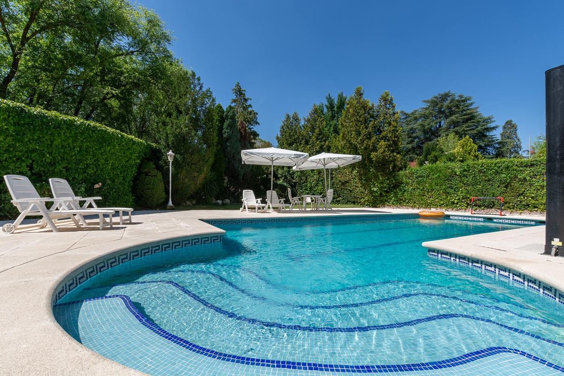 Villa in Somosaguas, Pozuelo de Alarcon, Comunidad de Madrid 2 - 16989134