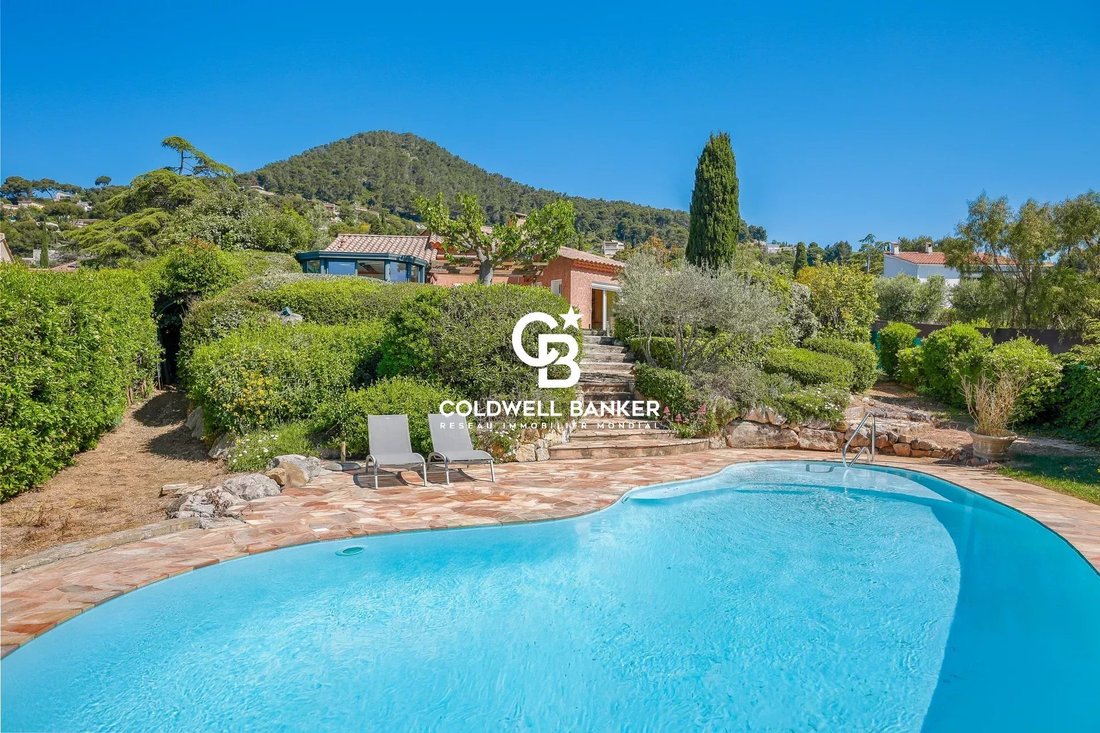 Villa in Carqueiranne, Provence-Alpes-Côte d'Azur, France 2 - 17760414