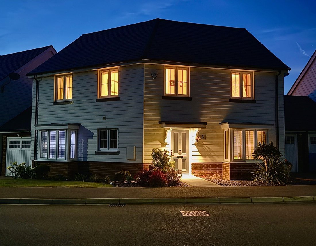 House in Pease Pottage, Copthorne, England 1 - 17797081