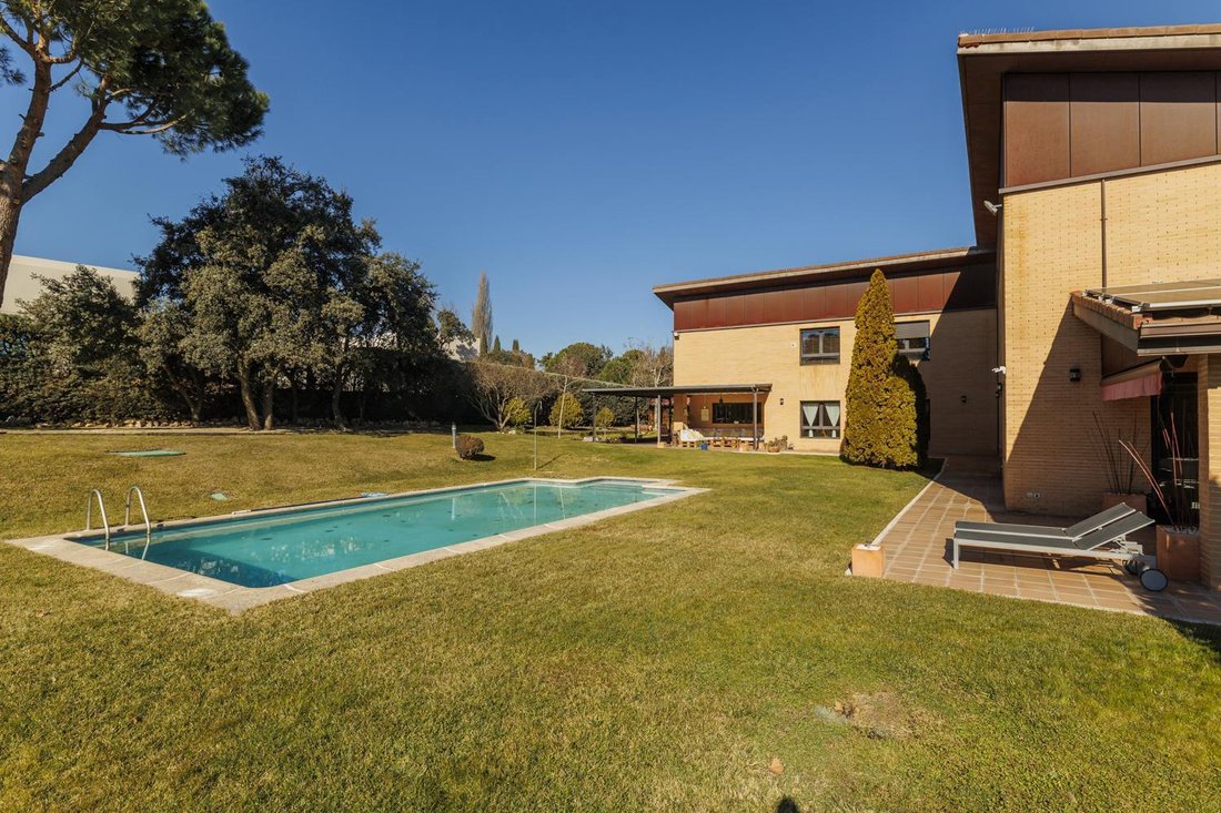 Villa in Boadilla del Monte, Comunidad de Madrid, Spain 1 - 16988974