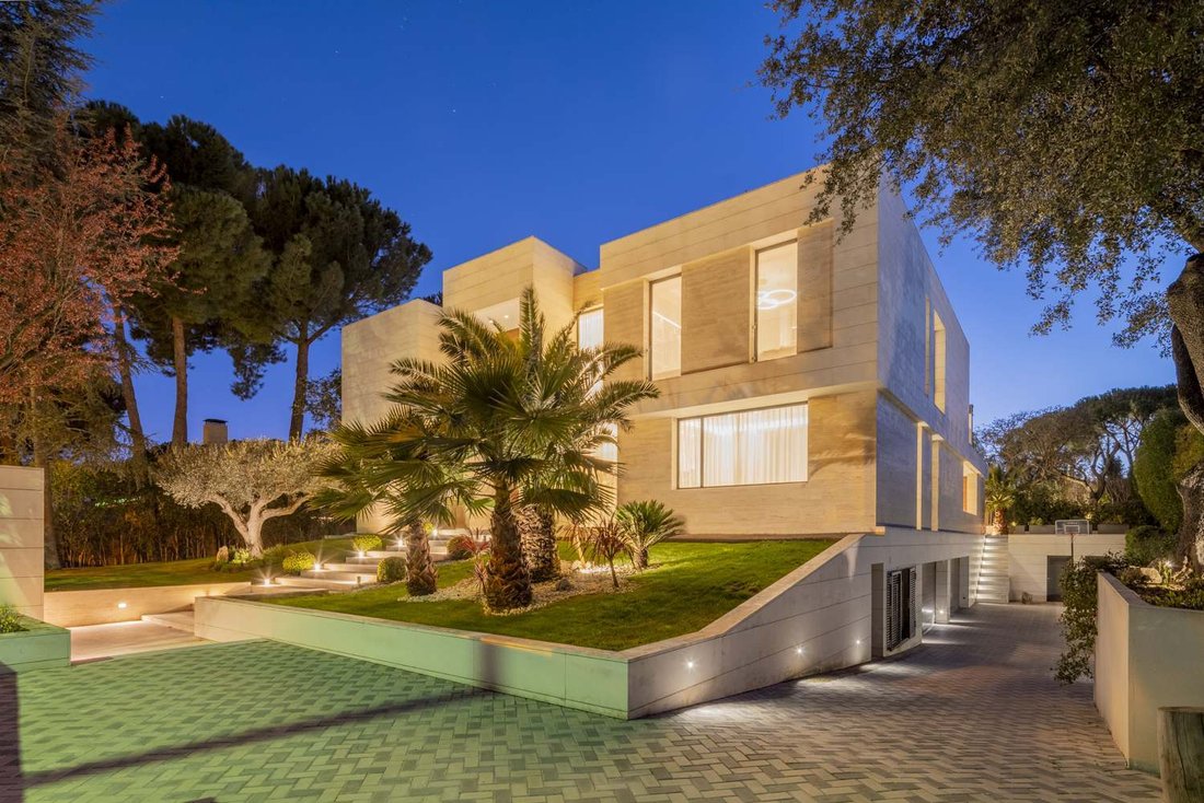 Villa in Pozuelo de Alarcon, Comunidad de Madrid, Spain 1 - 17420609
