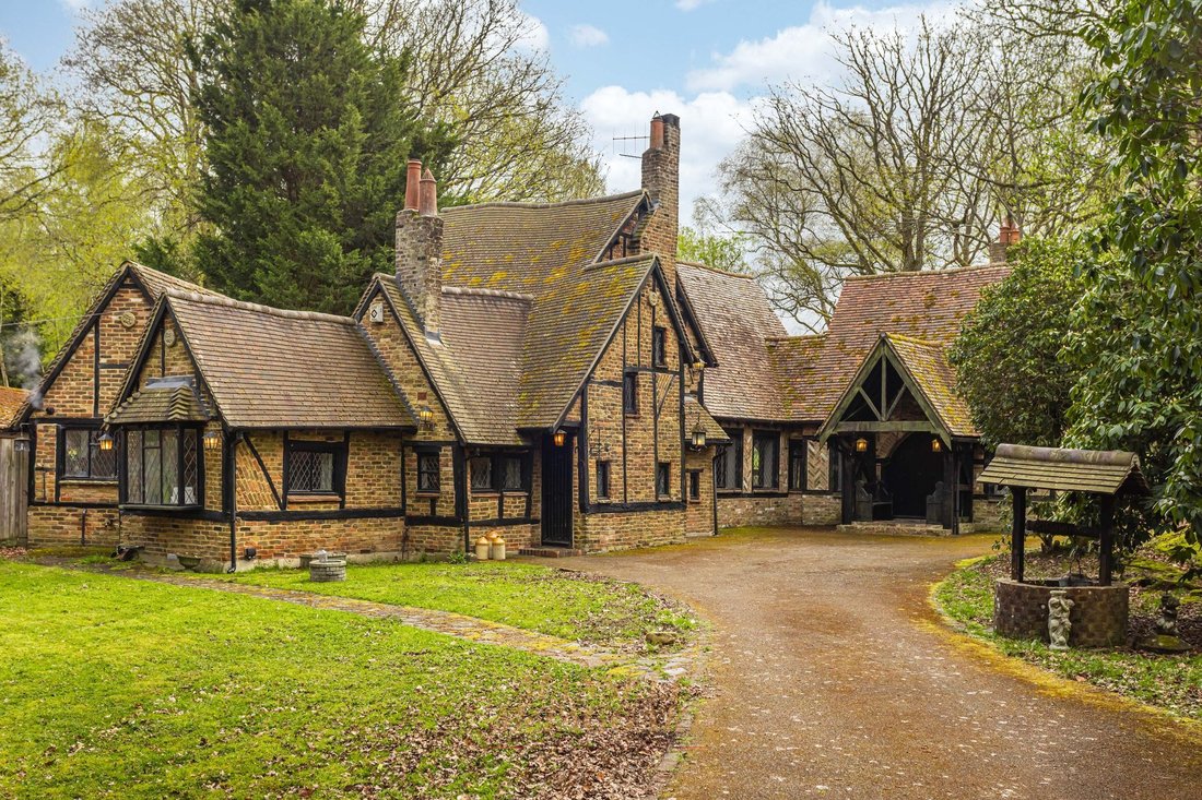 House in Crawley, England 1 - 17797073