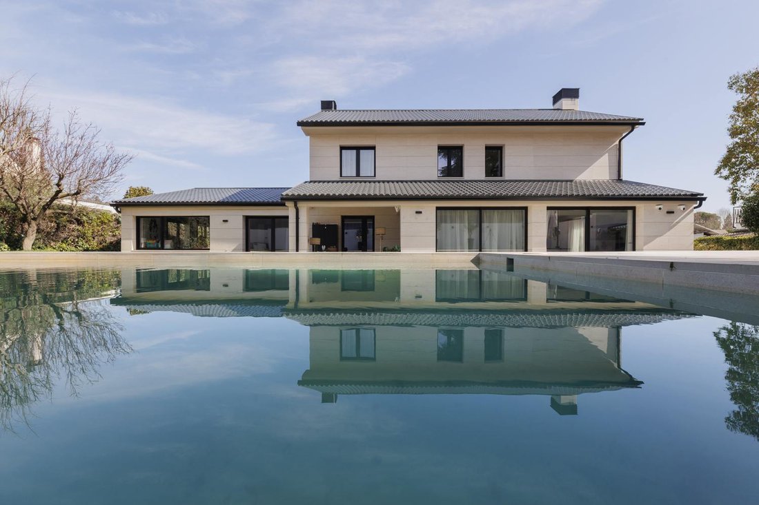 Villa à Pozuelo de Alarcón, Communauté de Madrid, Espagne 1 - 17339699