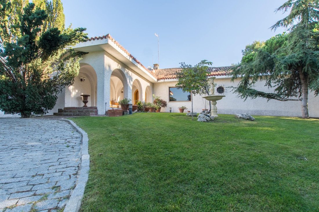 Villa in Boadilla del Monte, Comunidad de Madrid, Spain 2 - 16988240