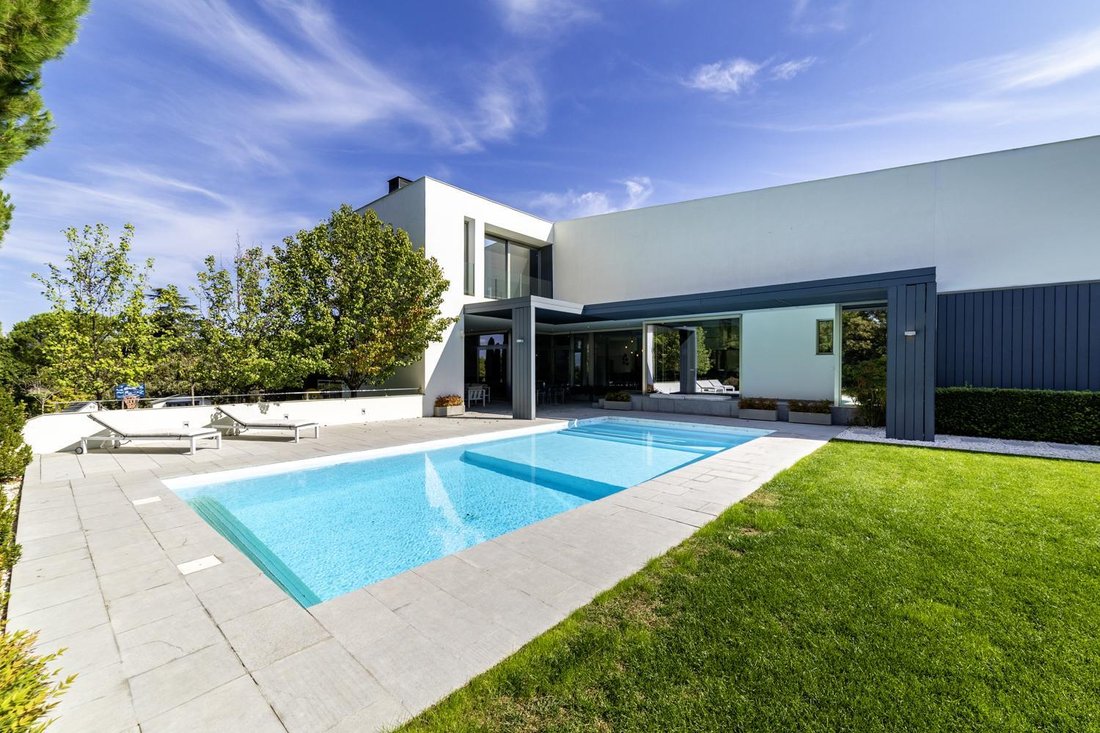 Villa in Boadilla del Monte, Comunidad de Madrid, Spain 2 - 16988389