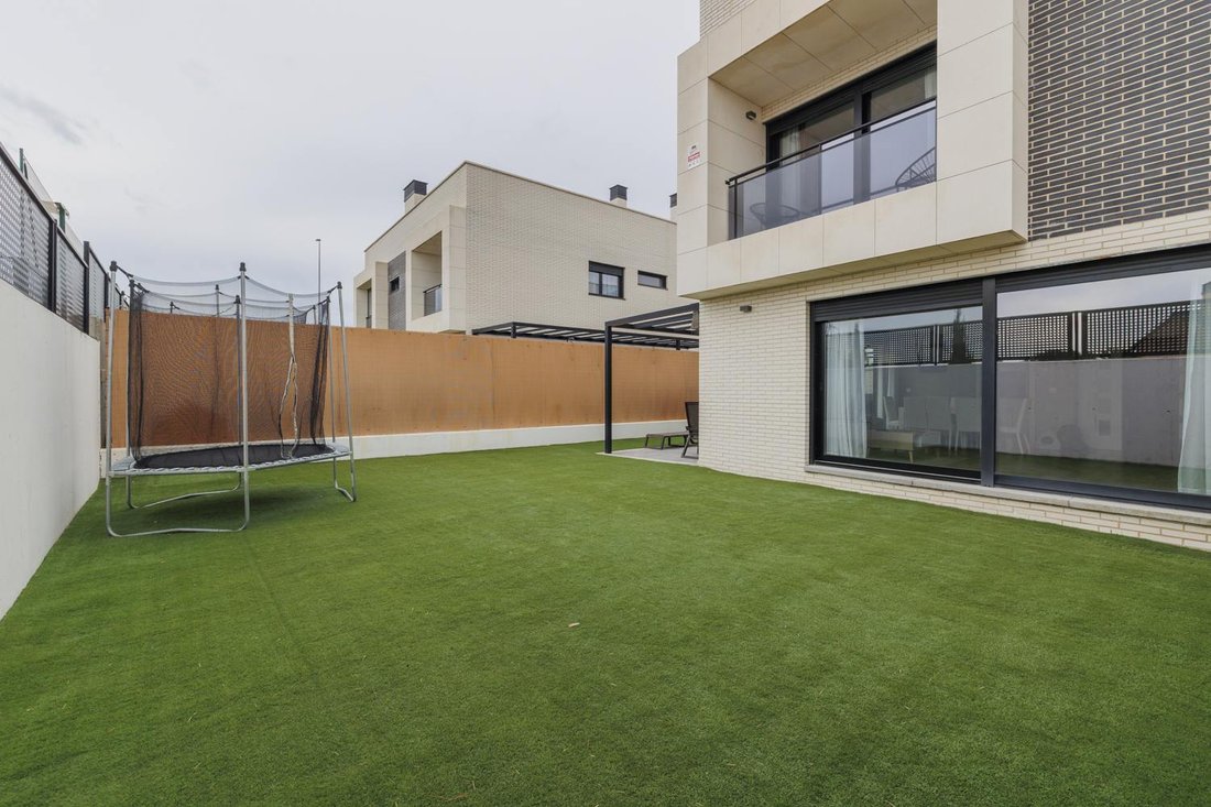 Villa in Boadilla del Monte, Comunidad de Madrid, Spain 1 - 17396443