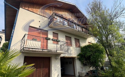 Villa in Uggiate Trevano, Lombardy, Italy 1
