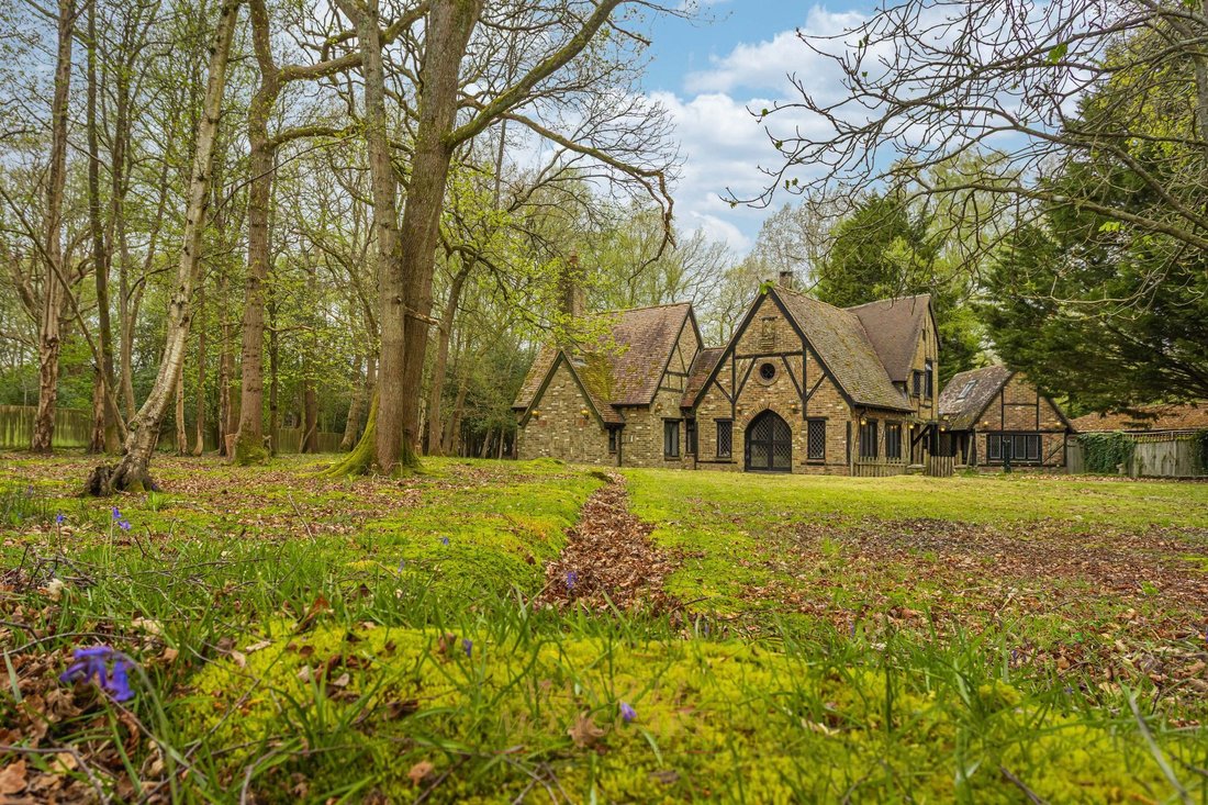 House in Crawley, England 2 - 17797073