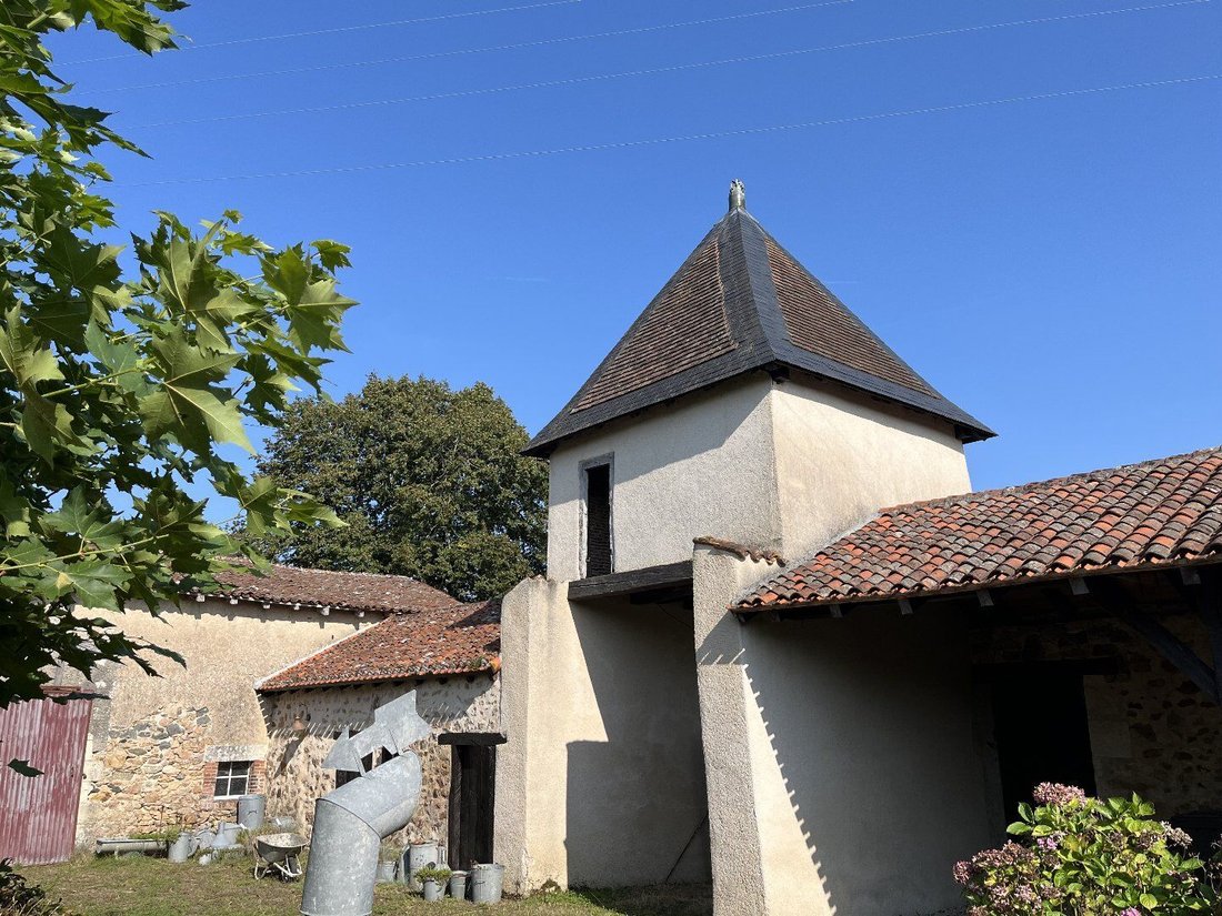 Villa in Luchapt, Nouvelle-Aquitaine, France 2 - 17796689