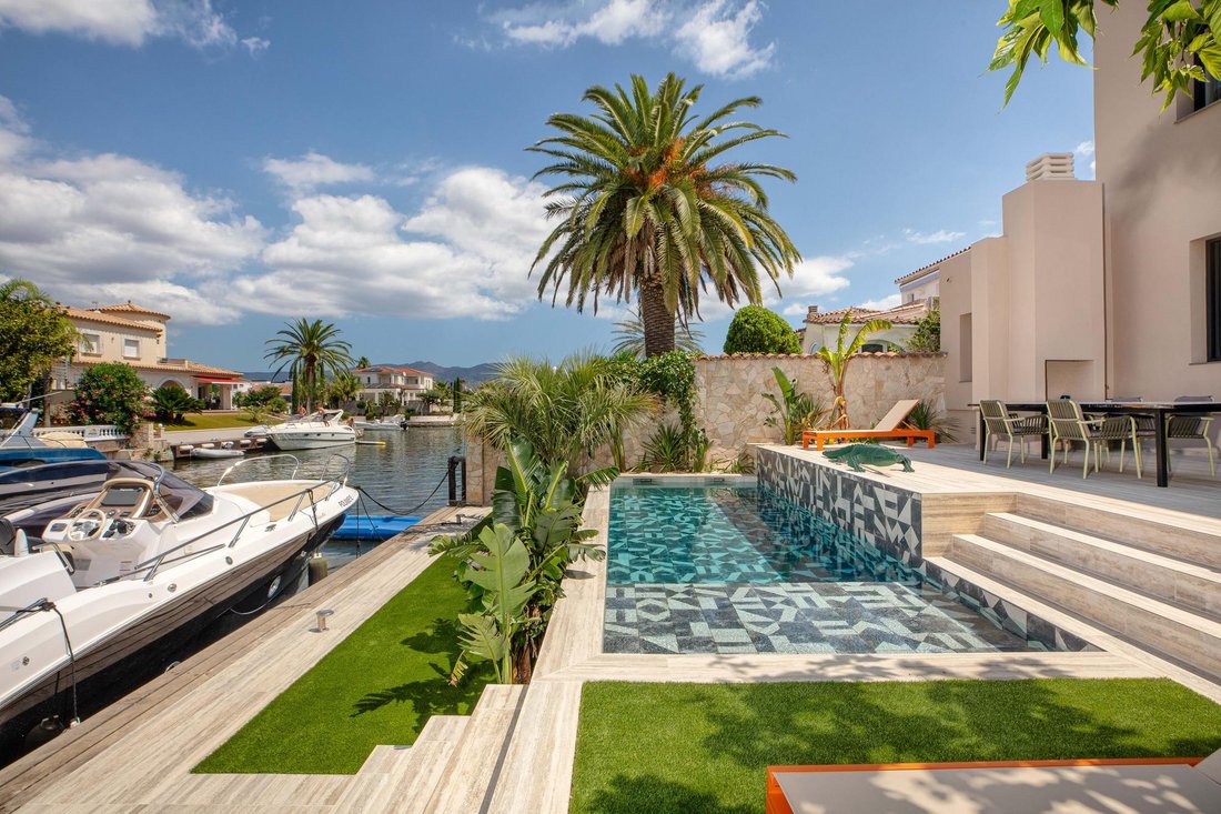 Villa in Empuriabrava, Catalonia, Spain 2 - 16988825