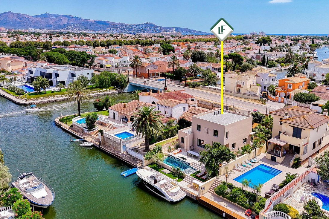Villa in Empuriabrava, Catalonia, Spain 1 - 16988825
