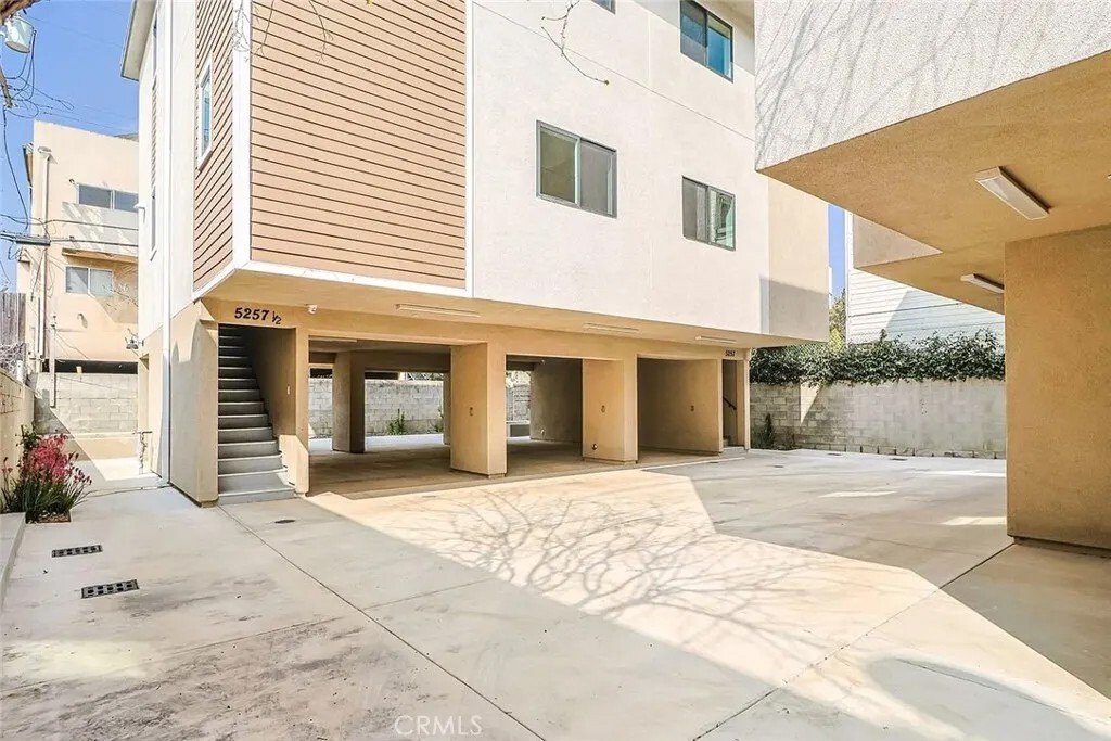 Los Angeles, California, United States 4 - 16894046