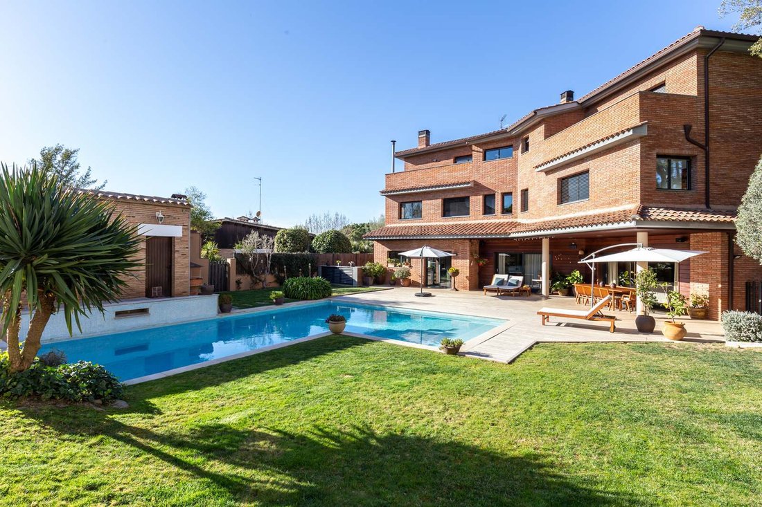 Villa in Sant Cugat del Valles, Catalonia, Spain 1 - 16987600