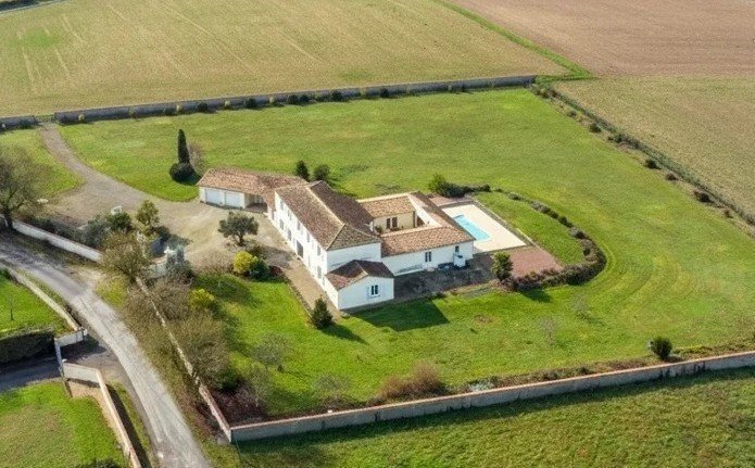 Villa in Essouvert, Nouvelle-Aquitaine, France 1 - 17796842