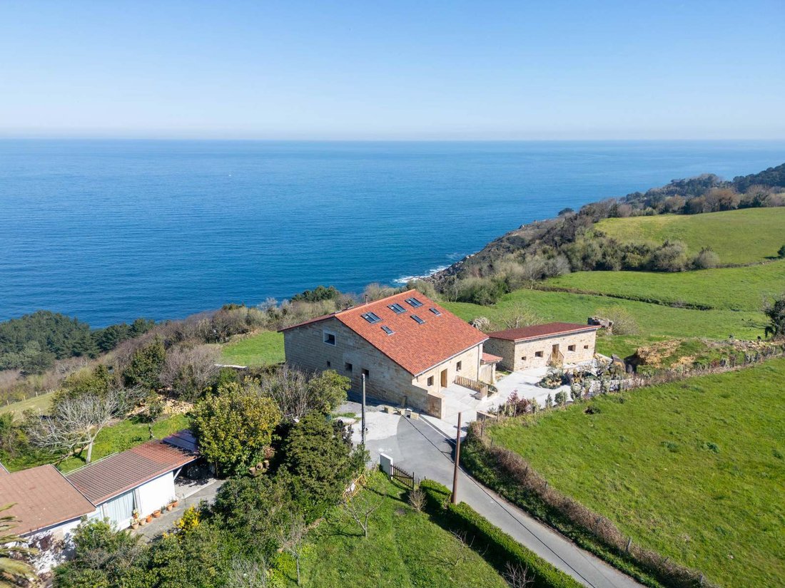 Villa in Mendebaldea, Donostia-San Sebastian, Spain 2 - 16988061