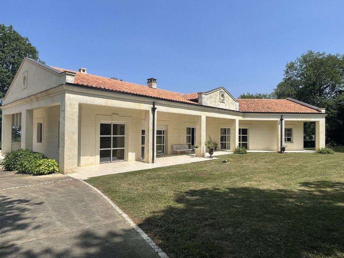 Villa in Terrasson-Lavilledieu, Nouvelle-Aquitaine, France 1 - 17796529
