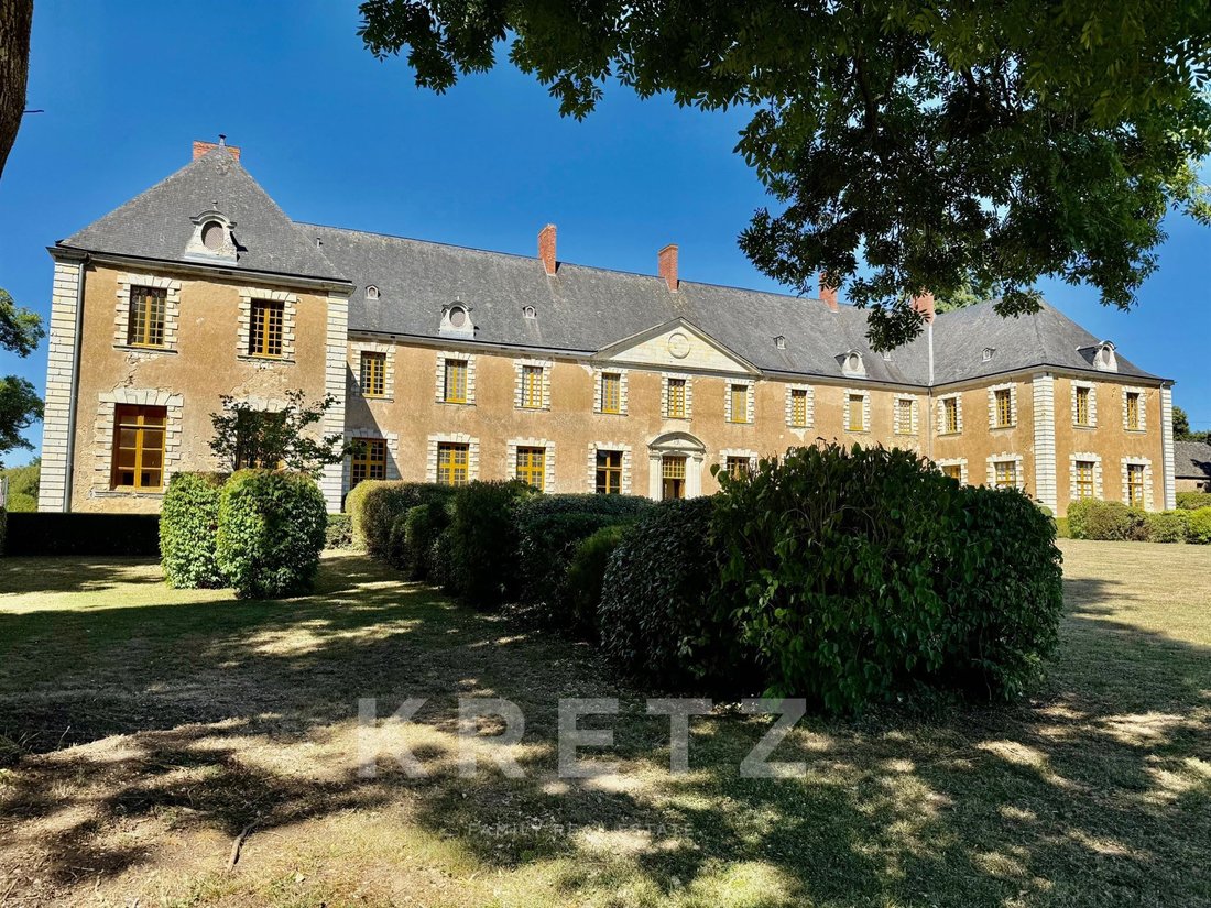 Castle in Zone d'Activité Tuileries-Hôpital, Solesmes, France 2 - 17800381