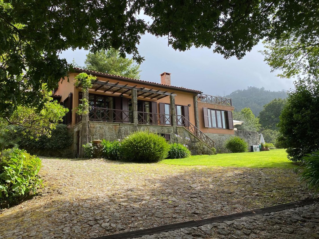 Villa in Braga (Maximinos, Se e Cividade), Braga, Portugal 2 - 16988095