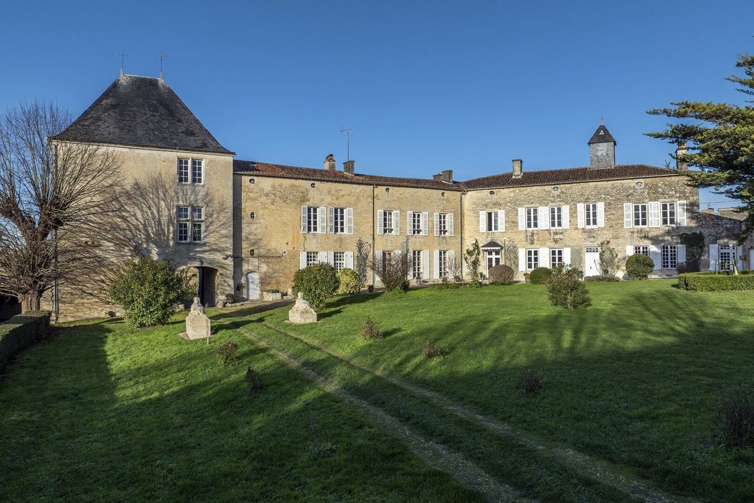 Villa in Beauvoir-sur-Niort, Nouvelle-Aquitaine, France 1 - 17796859