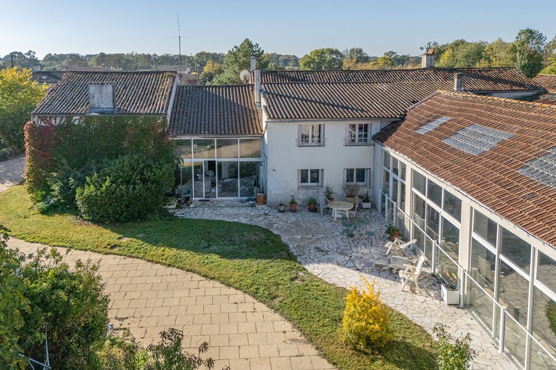 Villa in Saint-Mard, Nouvelle-Aquitaine, France 1 - 17796819