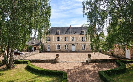 Estate in Château-Gontier, Chateau-Gontier-sur-Mayenne, France 1