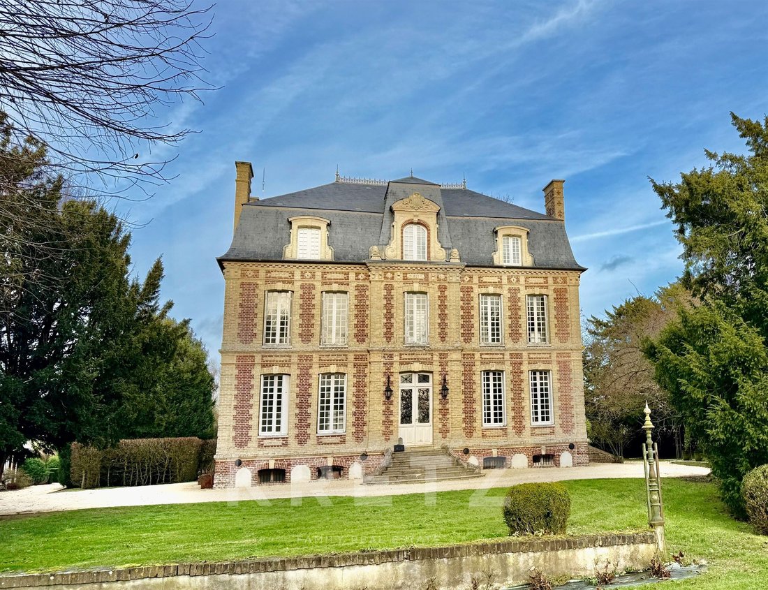 Estate in Saint-Pierre-des-Ifs, Normandy, France 1 - 17800408