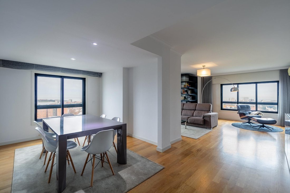 Apartment in Lordelo do Ouro e Massarelos, Porto District, Portugal 1 - 16987753