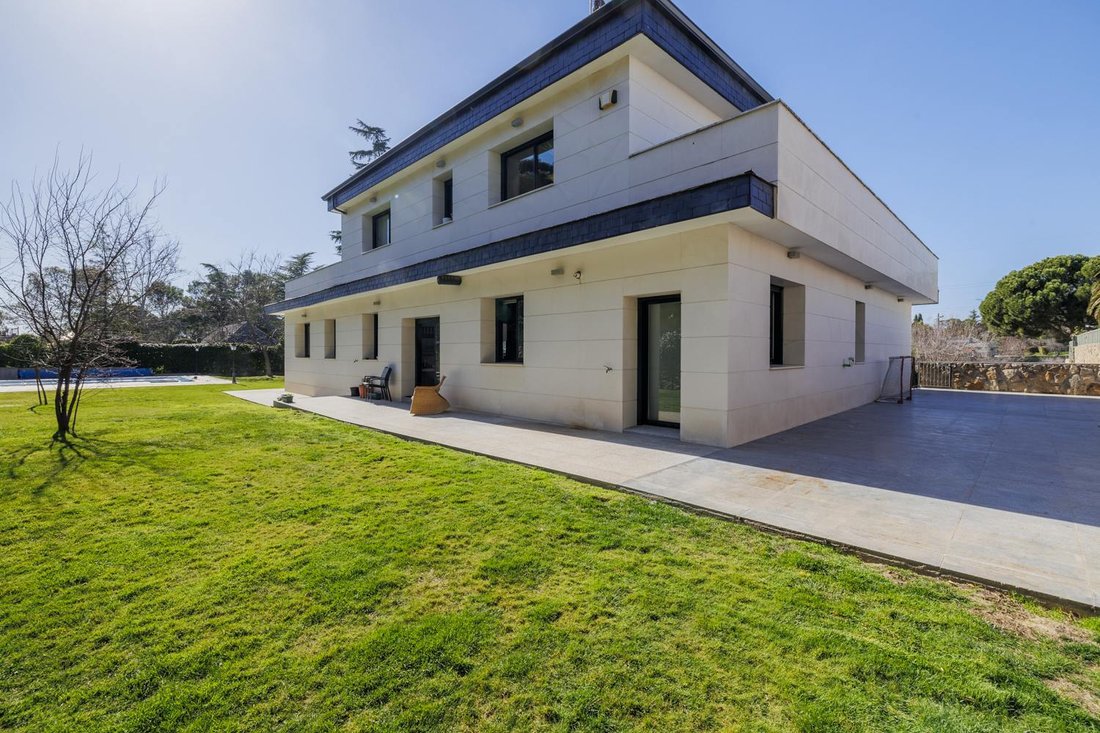 Villa in Boadilla del Monte, Comunidad de Madrid, Spain 1 - 16987755