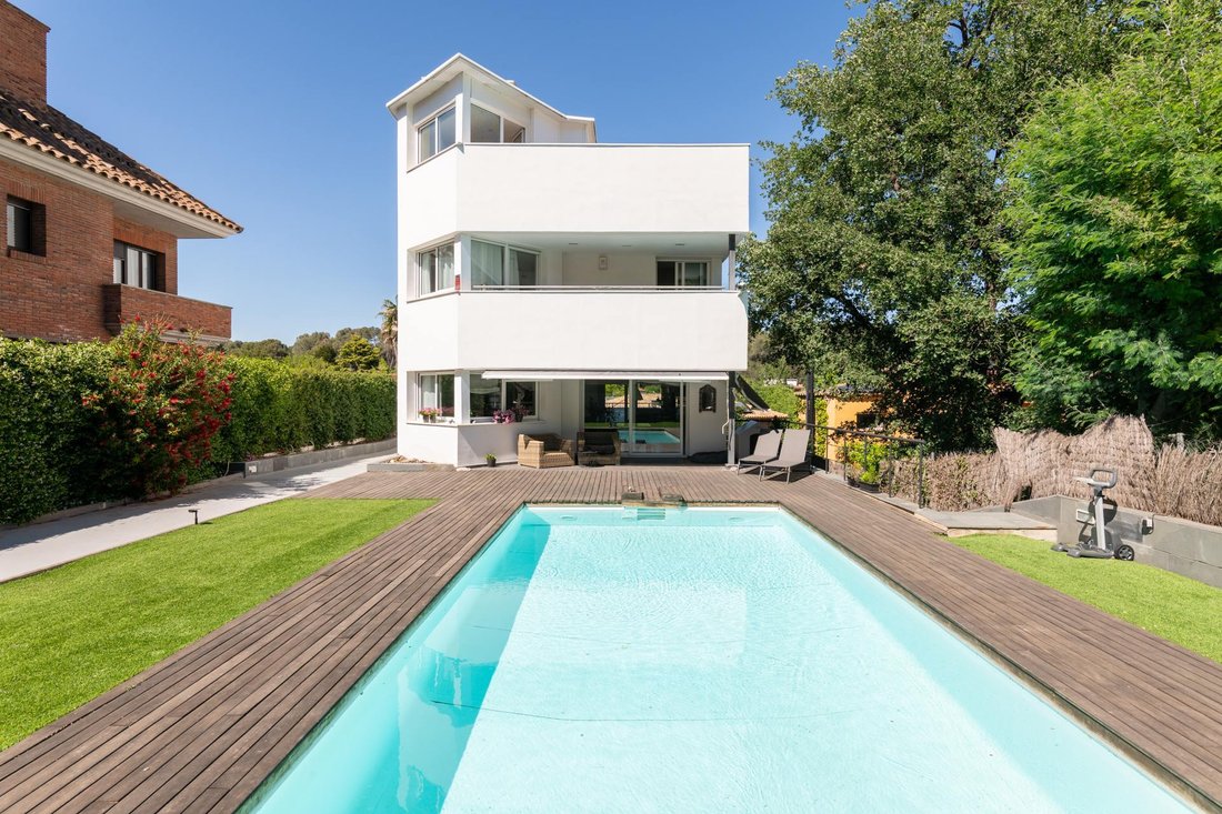 Villa in Sant Cugat del Valles, Catalonia, Spain 1 - 16988346