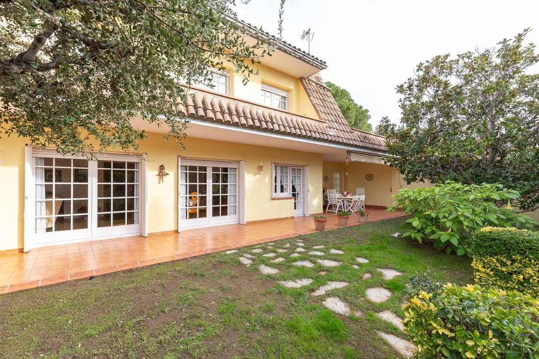 Villa in Sant Just Desvern, Catalonia, Spain 1 - 16987473