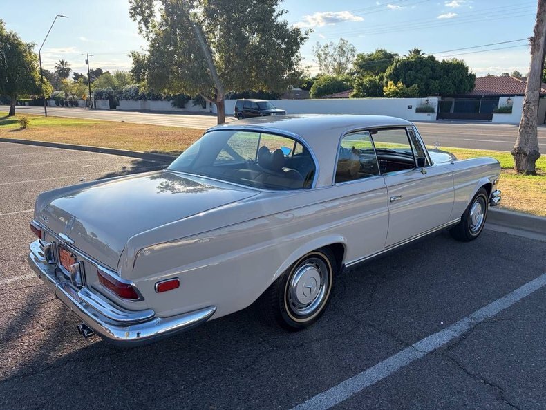 Coupe in Glendale, United States 4 - 17802991
