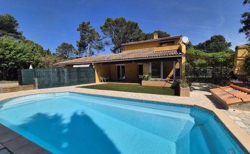 Villa in Le Cannet-des-Maures, Provence-Alpes-Côte d'Azur, France 1