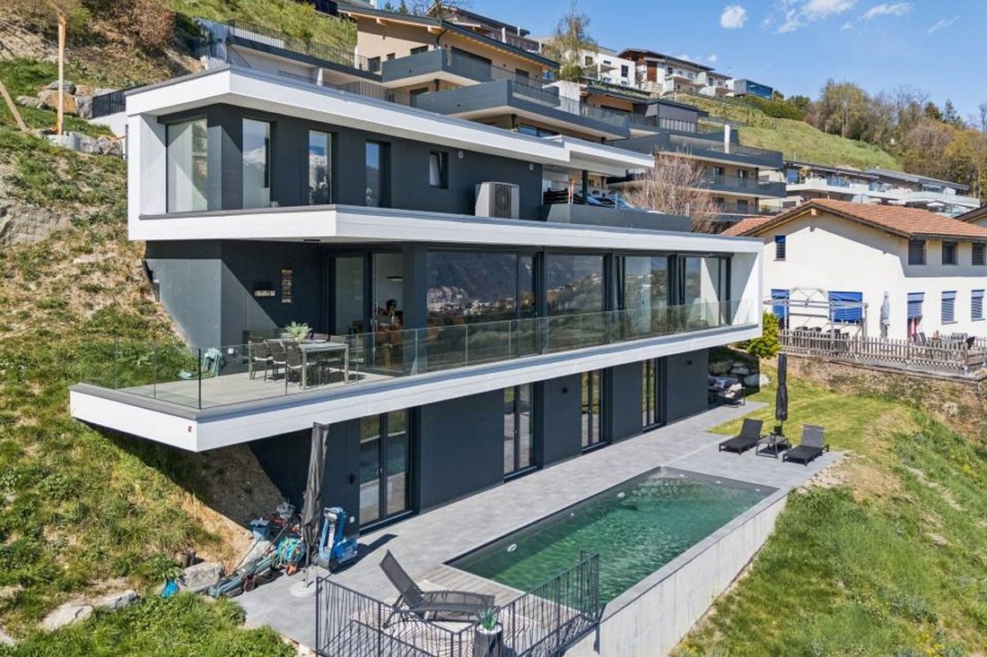Luxury Villa Overlooking The Plain.
