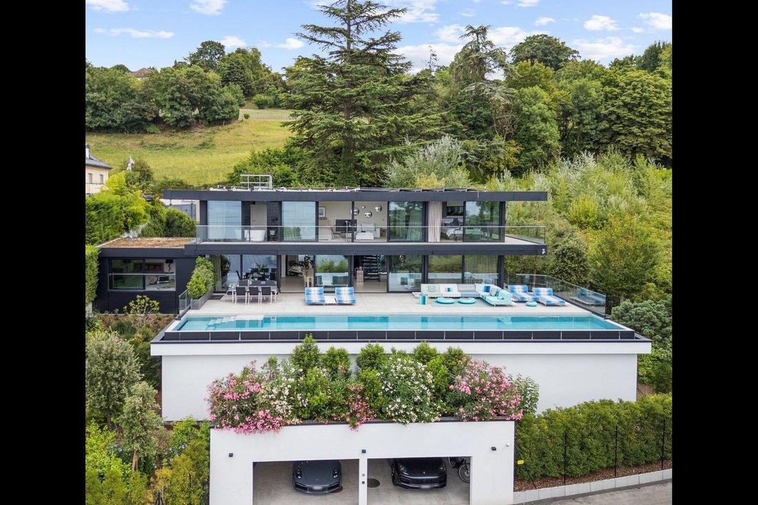 Splendid Modern House With Lake View