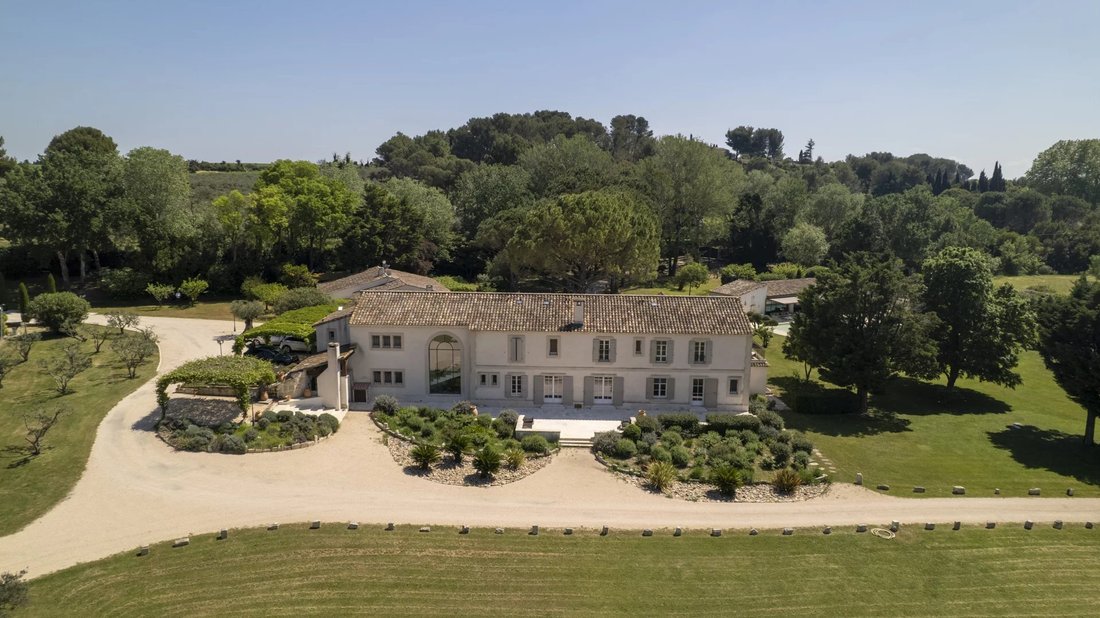 Estate in Arles, Provence-Alpes-Côte d'Azur, France 1 - 17808096