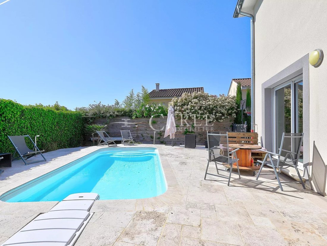 Villa in Genas, Auvergne-Rhône-Alpes, France 1 - 17807906
