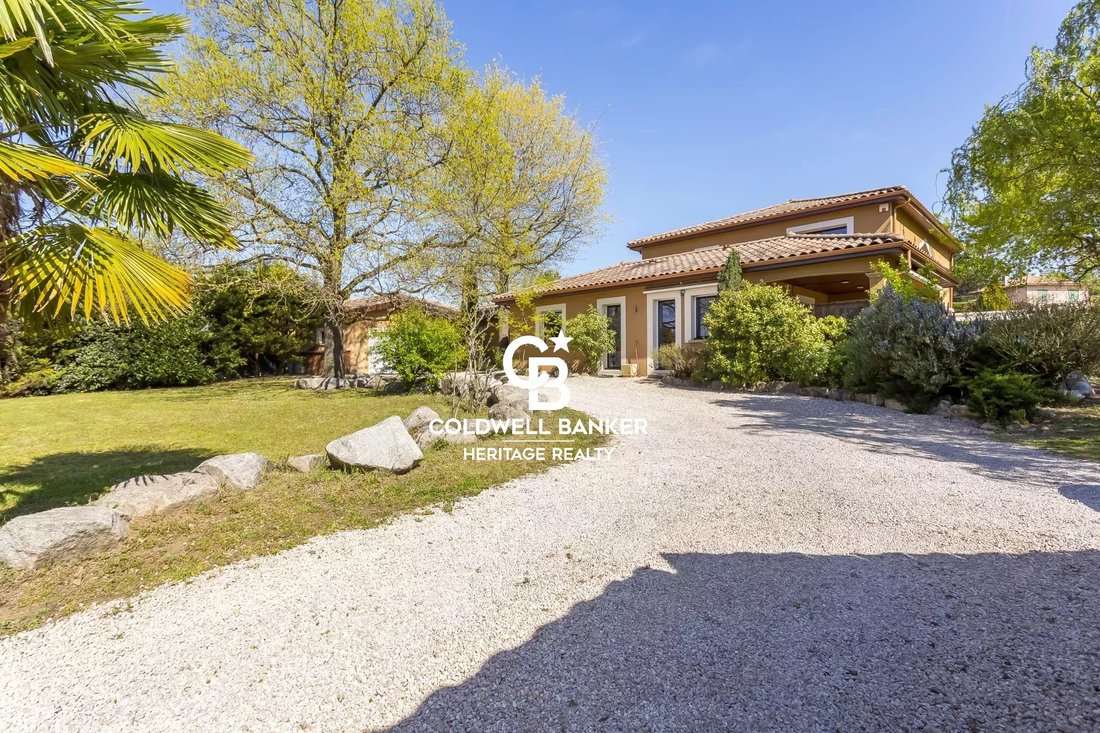 Estate in Brignais, Auvergne-Rhône-Alpes, France 1 - 17810513