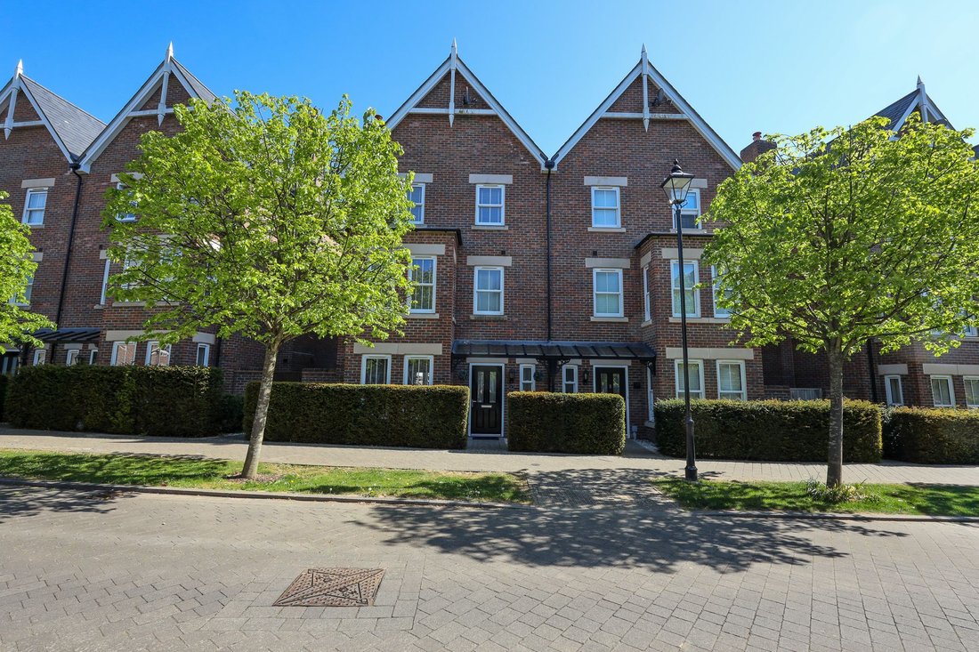 House in Burgess Hill, England 1 - 17809986
