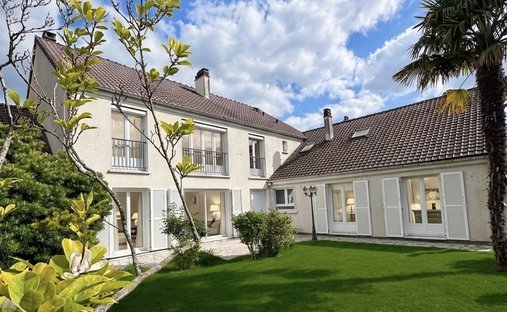 House in Le Village, Elancourt, France 1